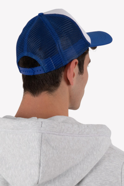 Casquette trucker vue arrière blanc navy personnalisable. Portée par une homme - Marque K-UP Casquette trucker vue arrière blanc navy personnalisable. Portée par une homme - Marque K-UP