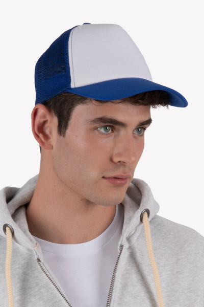 Casquette trucker blanc navy personnalisable. Portée par une homme - Marque K-UP Casquette trucker blanc navy personnalisable. Portée par une homme - Marque K-UP