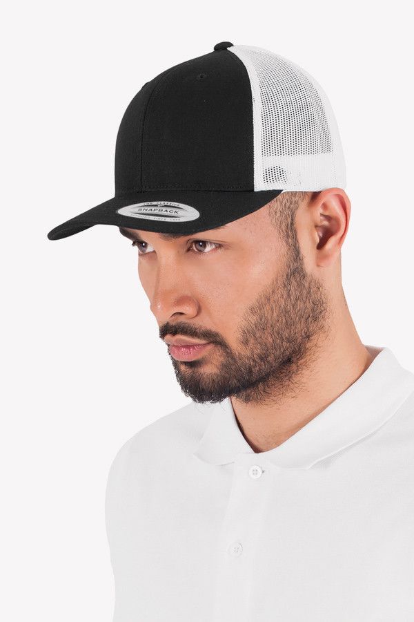 Casquette Retro Trucker blanc noir personnalisable. Portée par une homme - Marque Flexfit