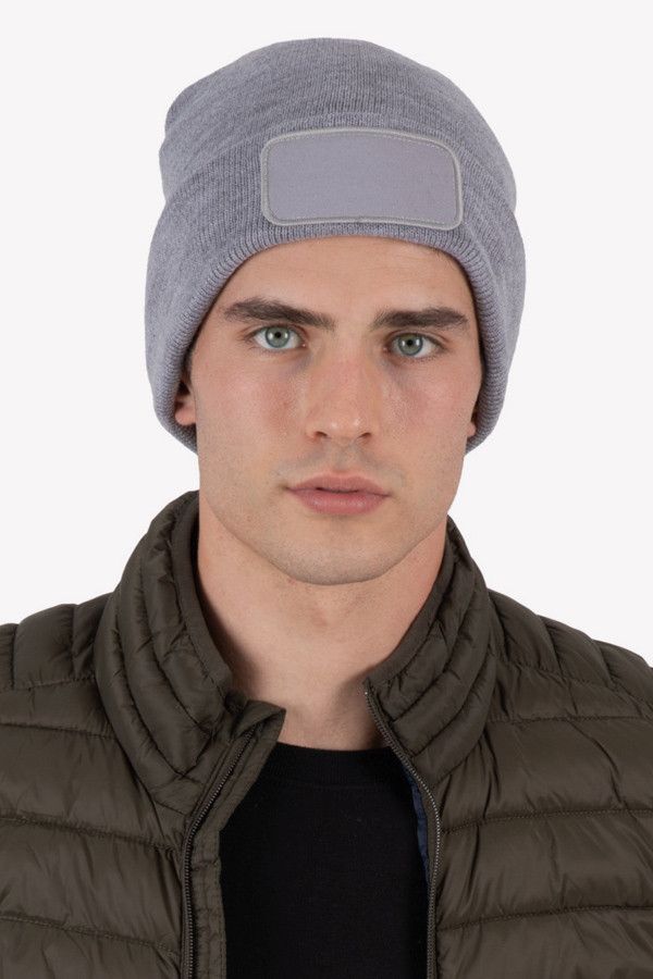Bonnet avec patch pour marquage facile - Couleur gris. Portée par une homme - Marque K-up