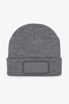 Bonnet avec patch pour marquage facile - Couleur gris. Porté par un homme vue 3/4 face - Marque K-up 2