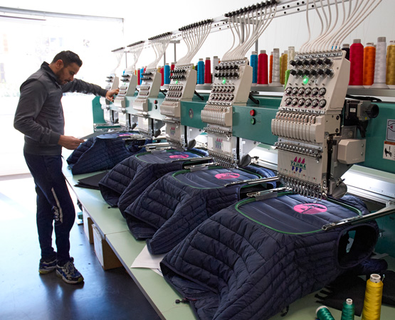 Doudoune brod&eacute;es dans l&#039;atelier de broderie de Belibrod &agrave; Marseille